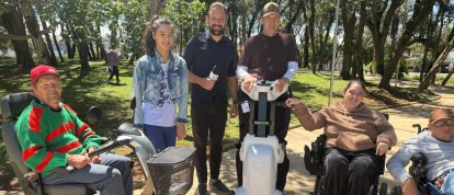 VÍDEO: FCDX apresenta o Power Stand Power Lite, equipamento motorizado que permite a pessoas cadeirantes ficarem em pé