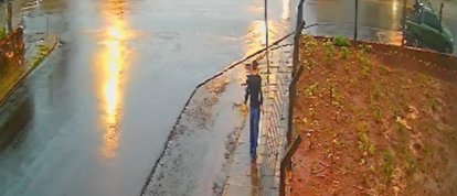 VÍDEO: Um registro de câmera de segurança mostram um homem retirando duas tampas de alumínio de uma lixeira