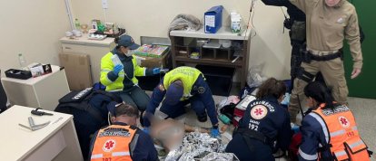 Adolescente esfaqueado em escola de Chapecó sofre parada cardíaca e é levado em estado gravíssimo ao hospital