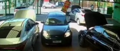 VÍDEO: Motorista perde o controle, invade loja e “estaciona” perfeitamente entre dois carros