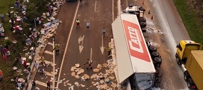 Carga na BR-282: foi saque ou estava liberada após o acidente?