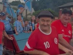 VÍDEO:&nbsp; Torcedores do Internacional puxam carroça com gremistas