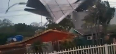 VÍDEO: Força do vento provoca destelhamento de um imóvel em Chapecó