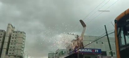 VÍDEO: Força do vento durante o temporal arranca estrutura de zinco em Chapecó nesta quinta-feira (8)