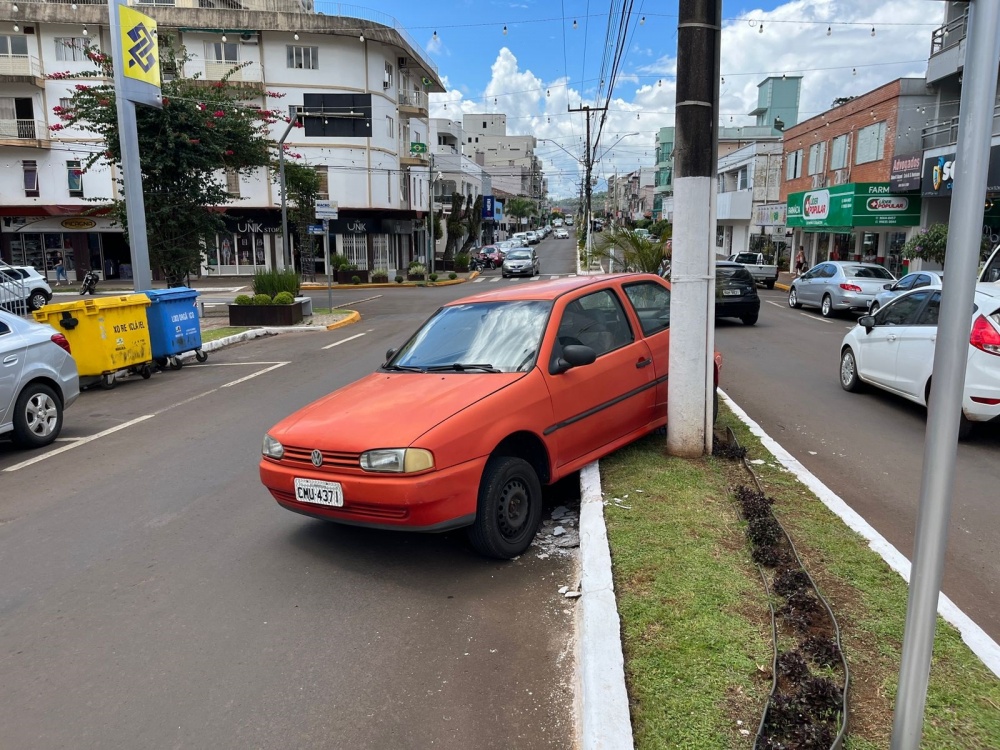 carro-estacionado-perde-o-freio-e-acaba-atingindo-o-canteiro-central-de