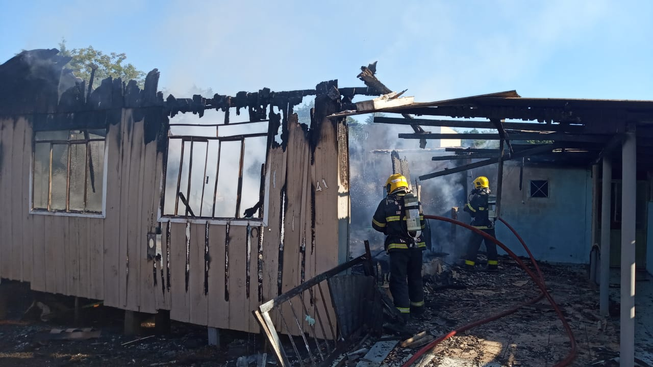 Não havia ninguém dentro da residência na hora do incêndio. Foto: Corpo de Bombeiros