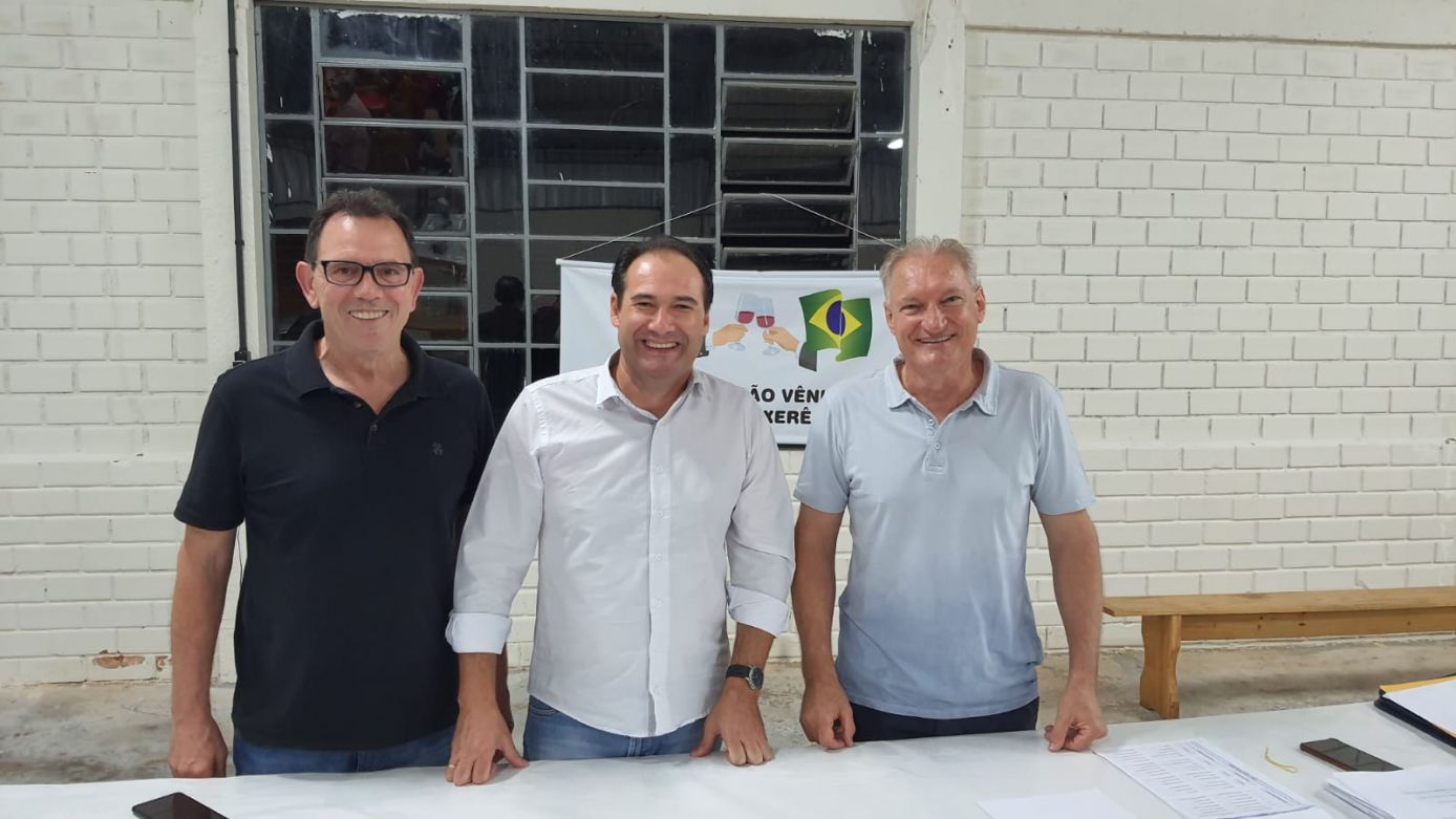 Alexandre Chiarello (à esquerda), Ezequiel Copetti (no centro) e Vilson Picolli (à direita). Foto: Divulgação/Associação Vêneta de Xanxerê
