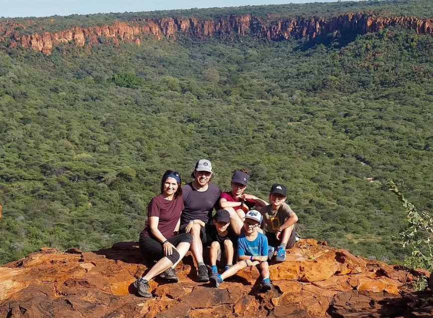 Em busca de 'memórias visuais', família viaja pelo mundo antes que filhos fiquem cegos
